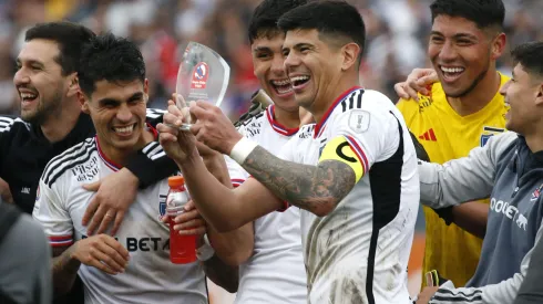 Esteban Pavez recibe el galvano luego de que Colo Colo ganara la final de la Zona Centro-Norte de la Copa Chile (Foto: Photosport)
