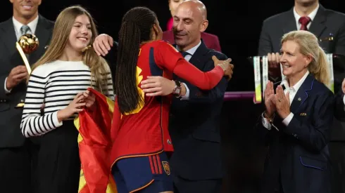 Luis Rubiales sale a dar cara ante su accionar en las premiaciones de la España Campeona del Mundo
