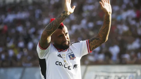 Arturo Vidal celebra a los jugadores de Colo Colo (Foto: Photosport)
