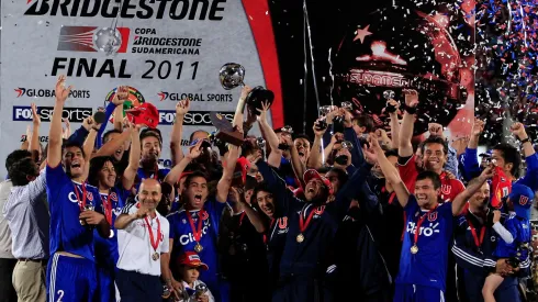 SANTIAGO, CHILE – DECEMBER 14: Players of Universidad de Chile celebrate the Copa Bridgestone Sudamericana title with the trophy after defeating Liga Universitaria de Quito at the National stadium on December 14, 2011 in Santiago, Chile. (Photo by Marcelo Hernandez/LatinContent/Getty Images)
