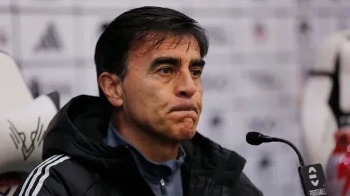 Gustavo Quinteros golpea la mesa con drástica decisión en Colo Colo
