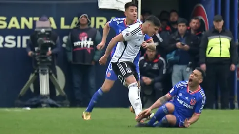 Carlos Palacios le dio un pisotón fuerte a Nery Domínguez y apenas salvó de ser expulsado por el VAR
