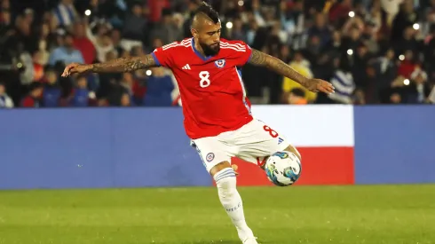 Hugo González defiende con todo a Arturo Vidal (Foto: Photosport)
