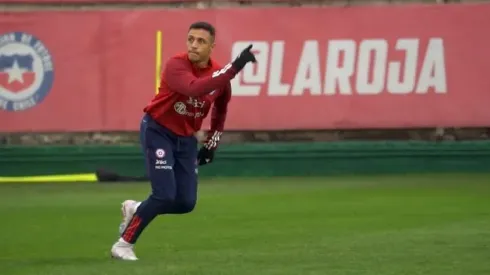 Alexis Sánchez entrena a la par con sus compañeros en La Roja
