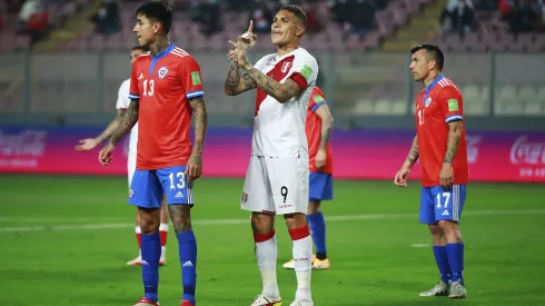 Paolo Guerrero avisa que Perú está en condiciones de llevarse puntos del estadio Monumental de Santiago (Foto: Getty)
