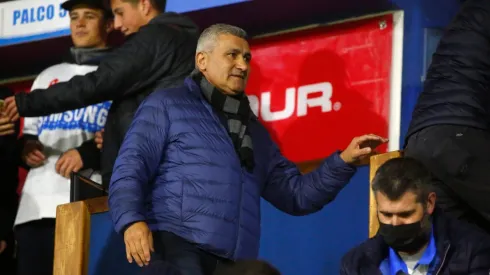 Beto Acosta barre el piso con el árbitro Felipe González.
