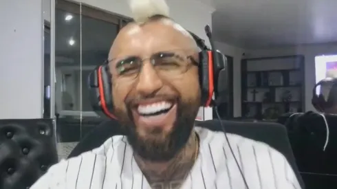 Arturo Vidal se rinde ante respuesta de Claudio Bravo a Rafael Olarra (Foto: Kingarturoficial23, Twitch)
