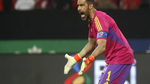 Óscar Wirth molesto con Claudio Bravo por el trato a Rafael Olarra
