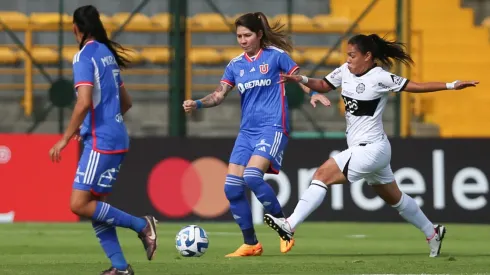 Carla Guerrero muestra su felicidad por triunfo de la U (Foto: Prensa Universidad de Chile)
