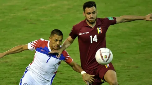 Del Pino Mago enfrentando a Alexis Sánchez en el último duelo ante La Roja.
