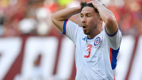 El lateral de Huachipato tuvo un amargo debut en La Roja. (Foto: Photosport)
