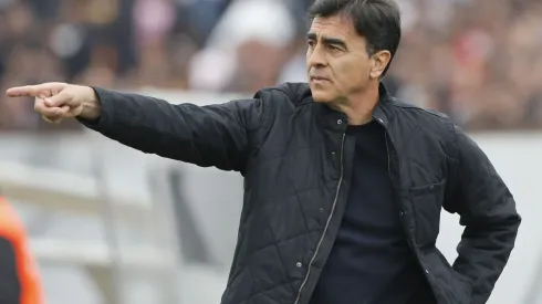 El entrenador de Colo Colo tendrá que tomar una difícil decisión tras el receso. (Foto: Photosport)
