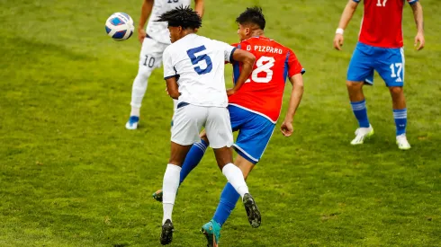En República Dominicana le pusieron especial atención al delantero Damián Pizarro de La Roja Sub 23. (Foto: Pablo Tomasello/Santiago 2023 vía Photosport)
