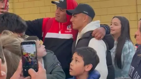 El joven extremo de Colo Colo causó furor al asistir al partido de La Roja Sub 23. (Foto: Captura)
