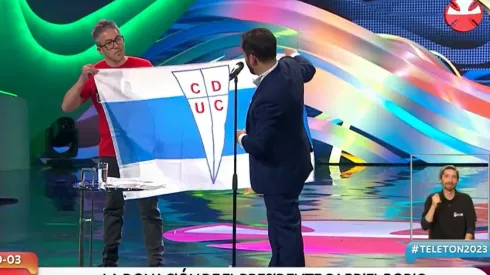 El Presidente de la República se hace presente donando bandera de la UC a la Teletón.
