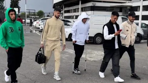 Alexander Oroz llegó en muletas al Estadio Monumental para alentar a sus compañeros de Colo Colo.
