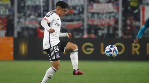 El futbolista de 19 años ahora quedó con arresto domiciliario y prohibición de acercarse a la víctima de sus agresiones.