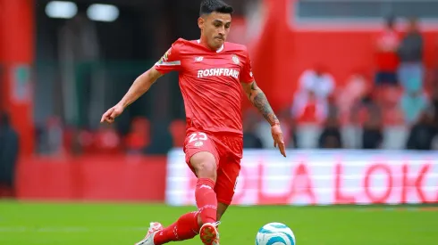 El volante Claudio Baeza del Toluca vino a visitar al plantel de Colo Colo. (Foto: Getty)
