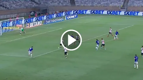 El central chileno no pudo evitar el primer gol de Cruzeiro y un mal despeje provocó el descuento del rival
