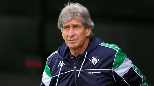 El chileno suena como opción para asumir en la selección. Pero en el Real Betis no quieren perderlo a mitad de temporada. 

