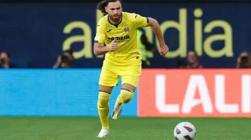 El delantero inglés nacionalizado chileno debe remarla de atrás para poder ser titular nuevamente
