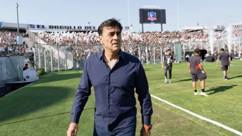El entrenador Gustavo Quinteros sintió la derrota de Colo Colo ante Unión Española. (Foto: Pepe Alvújar/Photosport)
