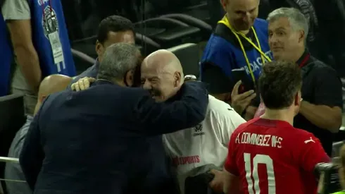 Milad e Infantino con Alejandro Domínguez observando todo.
