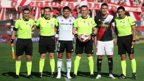 Ángelo Hermosilla (con el balón) se retira del fútbol profesional (Foto: Colo Colo)
