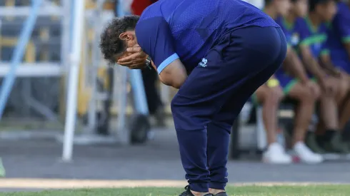 El entrenador Mario Salas sufrió con el descenso de Magallanes.<br />
(Foto: Felipe Zanca/Photosport)
