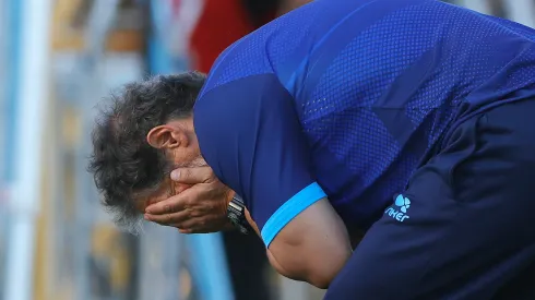 El entrenador Mario Salas sufre en el último partido de Magallanes. (Foto: Felipe Zanca/Photosport)
