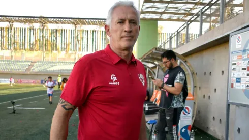 Ivo Basay felicitó a sus jugadores tras la salvación de Deportes Copiapó (Foto: Photosport)
