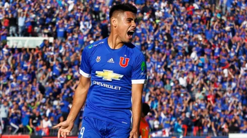 Felipe Mora alienta a la U como un hincha más