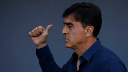 Se define el futuro de Gustavo Quinteros en Colo Colo.
