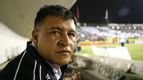 Claudio Borghi es consultado por Cristian González (Foto: Photosport)
