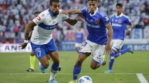 Futbol, Universidad Catolica vs Universidad de Chile.<br />
Fecha 8, campeonato Nacional 2022.<br />
El jugador de Universidad Catolica Branco Ampuero, izquierda, disputa el baln contra Lucas Assadi de Universidad de Chile durante el partido de primera division realizado en el estadio San Carlos de Apoquindo.<br />
Santiago, Chile.<br />
02/04/2022<br />
Felipe Zanca/Photosport
Football, Universidad Catolica vs Universidad de Chile.<br />
8 th date, 2022 National Championship.<br />
Universidad CatolicaÕs player Branco Ampuero, left, batlles the ball against Lucas Assadi of Universidad de Chile during the first division match at San Carlos de Apoquindo stadium.<br />
Santiago, Chile.<br />
02/04/2022<br />
Felipe Zanca/Photosport
