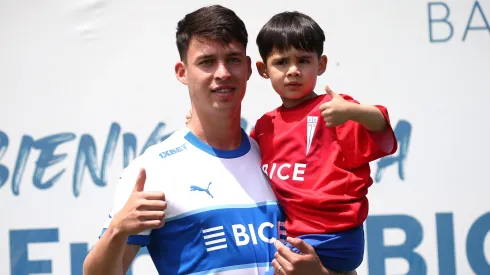 Alfred Canales fue presentado en compañía de su hijo Santino en Universidad Católica
