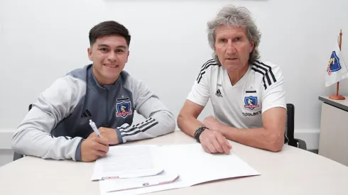 Bastiám Silva firma su primer contrato profesional en Colo Colo (Foto: Colo Colo)
