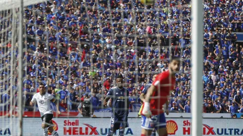 Esteban Paredes dejó para el recuerdo un golazo en el Superclásico del 2018.<br />
(Foto: Felipe Zanca/Photosport)
