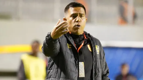 César Farías asume ser opción en la banca de La Roja
