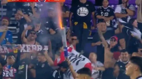 Hinchas de Colo Colo hicieron uso de fuegos artificiales en el amistoso con Liverpool de Montevideo. (Foto: Captura)
