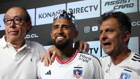 Alfredo Stohwing y Aníbal Mosa junto a Arturo Vidal en su presentación en Colo Colo. (Foto: Javier Salvo/Photosport)