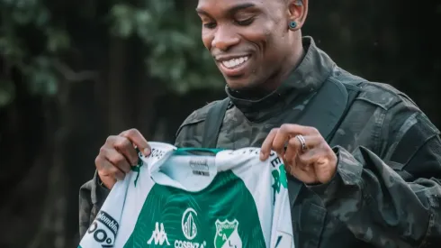 El delantero colombiano Fabián Castillo fue presentado en Deportivo Cali. (Foto: @AsoDeporCali)
