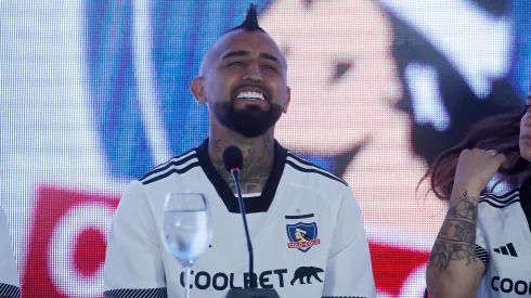 Arturo Vidal también fue protagonista del lanzamiento de la nueva camiseta de Colo Colo. (Foto: Jonnathan Oyarzún/Photosport)
