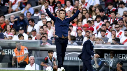 Gustavo Quinteros sufre durísima caída con Vélez Sarsfield (Foto: Getty)
