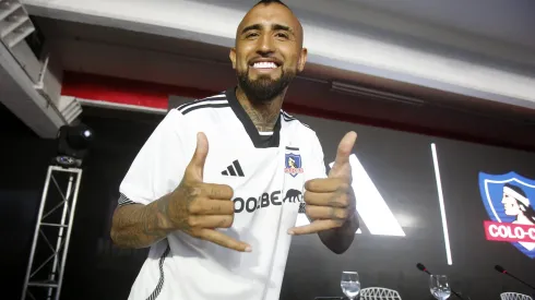 Arturo Vidal celebra su primer perfume ganado este 2024 en Colo Colo. (Foto: Photosport)
