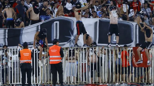 Barristas de Colo Colo provocaron incidentes en la Supercopa. (Foto: Marcelo Hernández/Photosport)
