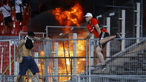 Barristas de Colo Colo protagonizaron serios incidentes en la Supercopa. (Foto: Marcelo Hernández/Photosport)
