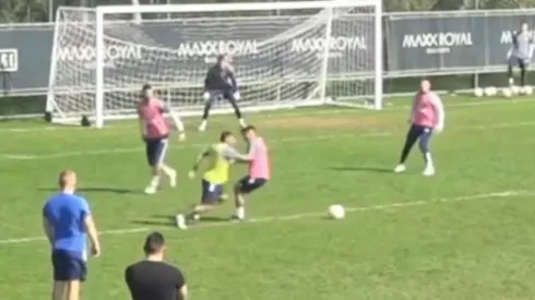 Jordhy Thompson fue víctima de un caño en el FC Orenburg. (Foto: Captura)
