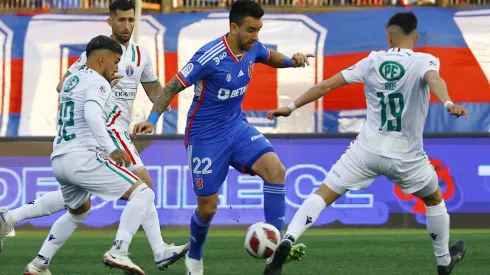 Futbol, Universidad de Chile vs Audax Italiano.<br />
Fecha 25, campeonato Nacional 2023.<br />
El jugador de Universidad de Chile Matias Zaldivia,  centro, juega el balon contra Audax Italiano  durante el partido de primera division realizado en el estadio Santa Laura.<br />
Santiago, Chile.02/10/2023
Marcelo Hernandez/Photosport
Football, Universidad de Chile vs Audax Italiano.<br />
24 th date, 2023 National Championship.<br />
Universidad de Chile’s player Matias Zaldivia, center, play the ball against Audax Italiano during the first division match at Santa Laura stadium.<br />
Santiago, Chile.<br />
02/10/2023<br />
Marcelo Hernandez/Photosport
