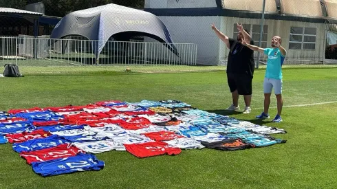 Marcelo Díaz se emociona con hincha que colecciona sus camisetas